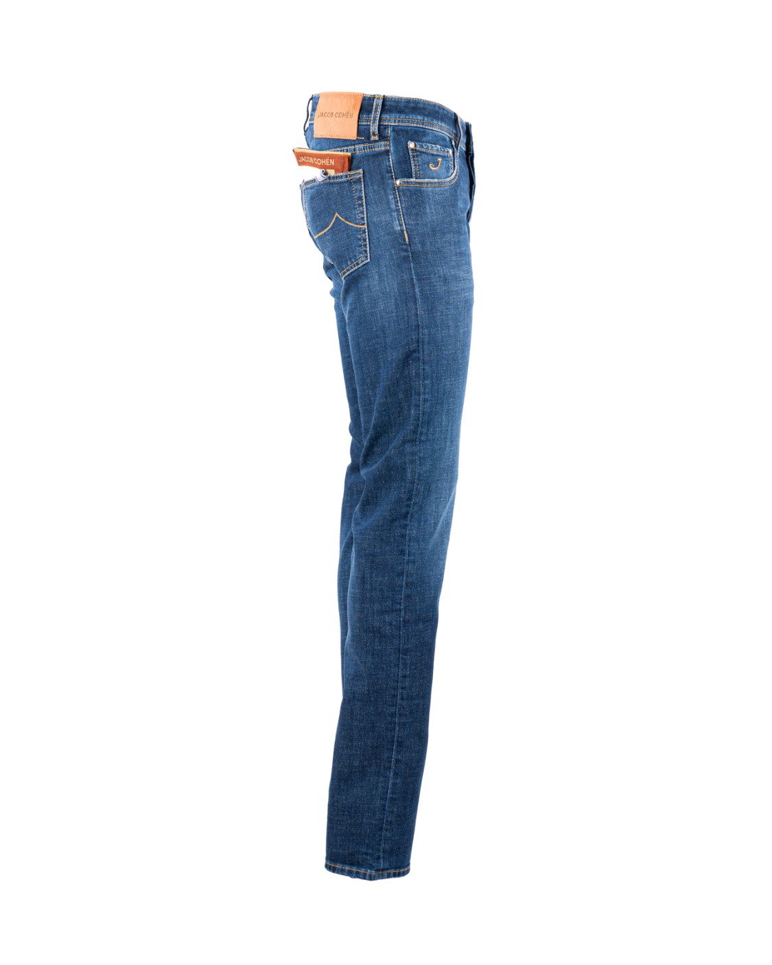 shop JACOB COHEN  Jeans: Jacob Cohen jeans "Nick".
Modello a cinque tasche con logo ricamato sul taschino.
Passanti al punto vita.
Chiusura con bottoni.
Bottone con logo a rilievo e finitura rame.
Patta interna ricamata con nome del pantalone e citazione del fondatore.
Salpa in cavallino con logo ricamato in ecopelle dal colore a contrasto.
Include bandana con stampa maiolica e rocchetto di filo
Profumati con l’esclusiva fragranza Jacob Cohën.
Composizione: 98% cotone, 2% elastan.
Made in Italy.. S3736 NICK-932D number 8049060